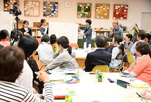 ホワイトボードを囲み意見を共有する講座の発表風景