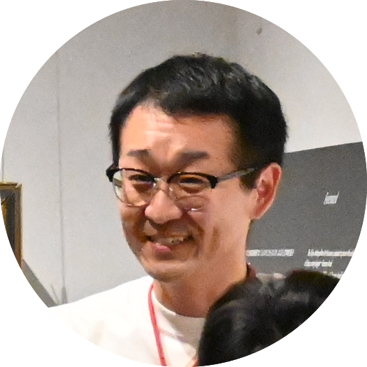 40代くらいの男性 眼鏡をかけ落ち着いた表情