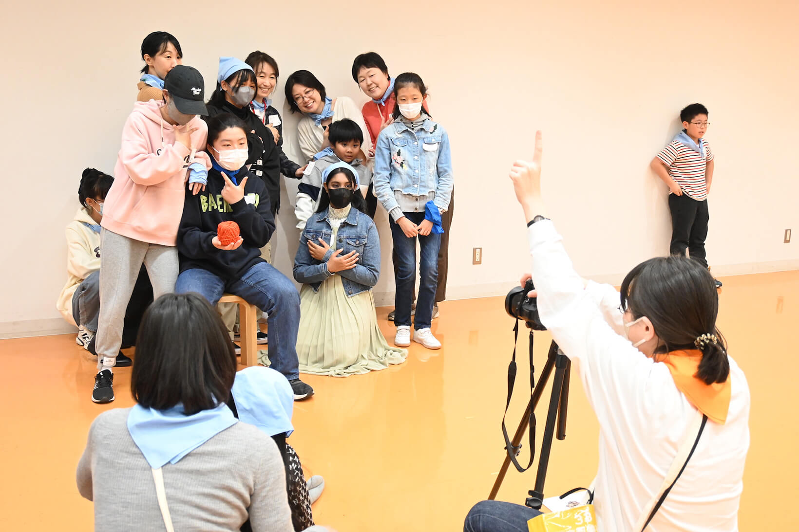 美術館でやさしい日本語プログラム「からだで楽しむ！ローマ展」の様子