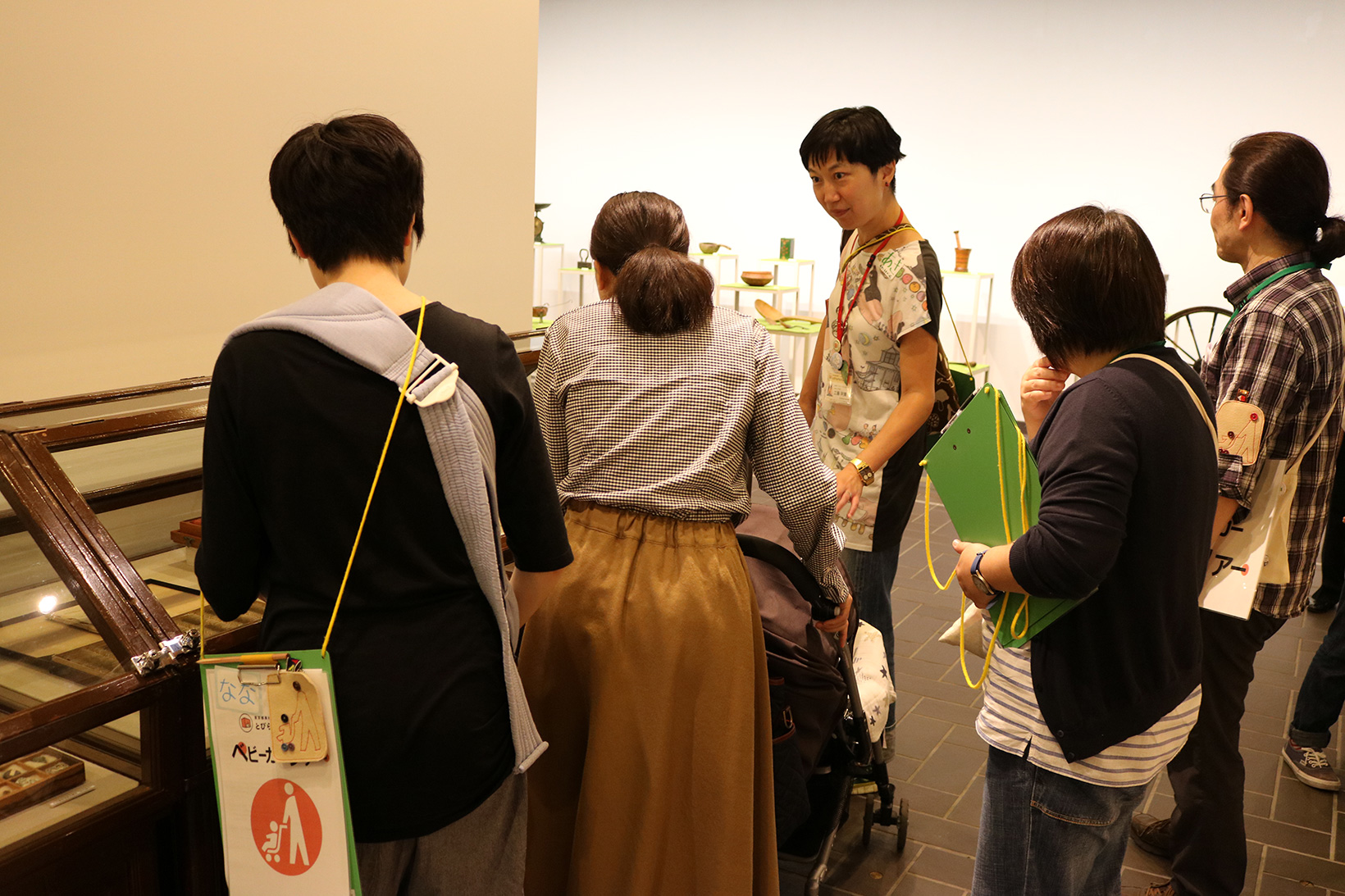 「キュッパのびじゅつかん ーみつめて、あつめて、しらべて、ならべてー」展でのベビミュー実施の様子（2015年）撮影：とびらプロジェクトスタッフ