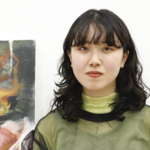 刻まれた言葉、身体感覚、見る行為を、インスタレーションで検証する