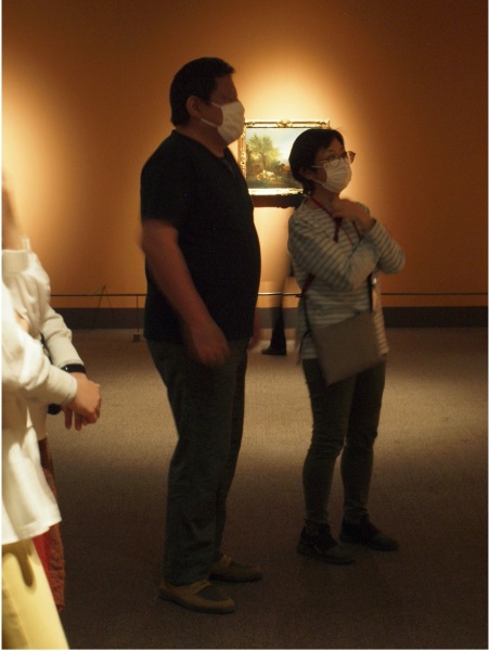 展示室で２人の人が作品を鑑賞している写真。